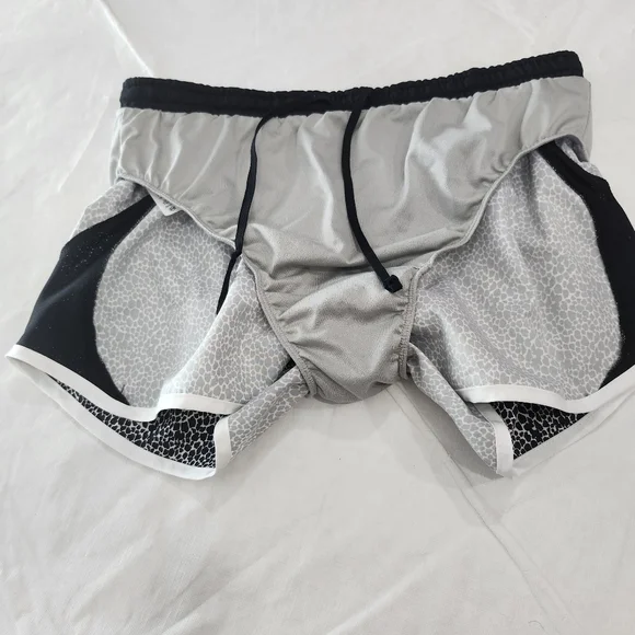 Nike Size Small Women's Black and White Running Shorts - Picture 8 of 9
